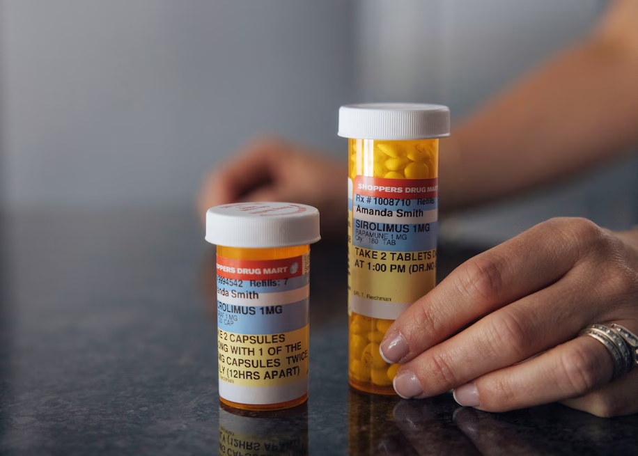 像史密斯這樣的患者必須服用免疫抑制藥物，以防止身體排斥產(chǎn)生胰島素的移植細胞