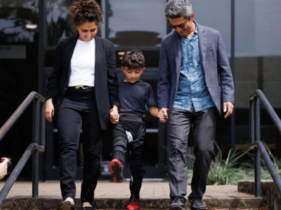 休斯頓大學(xué)團(tuán)隊創(chuàng)造了一種柔軟的智能外骨骼來幫助兒童行走。圖片來源：美國休斯頓大學(xué)