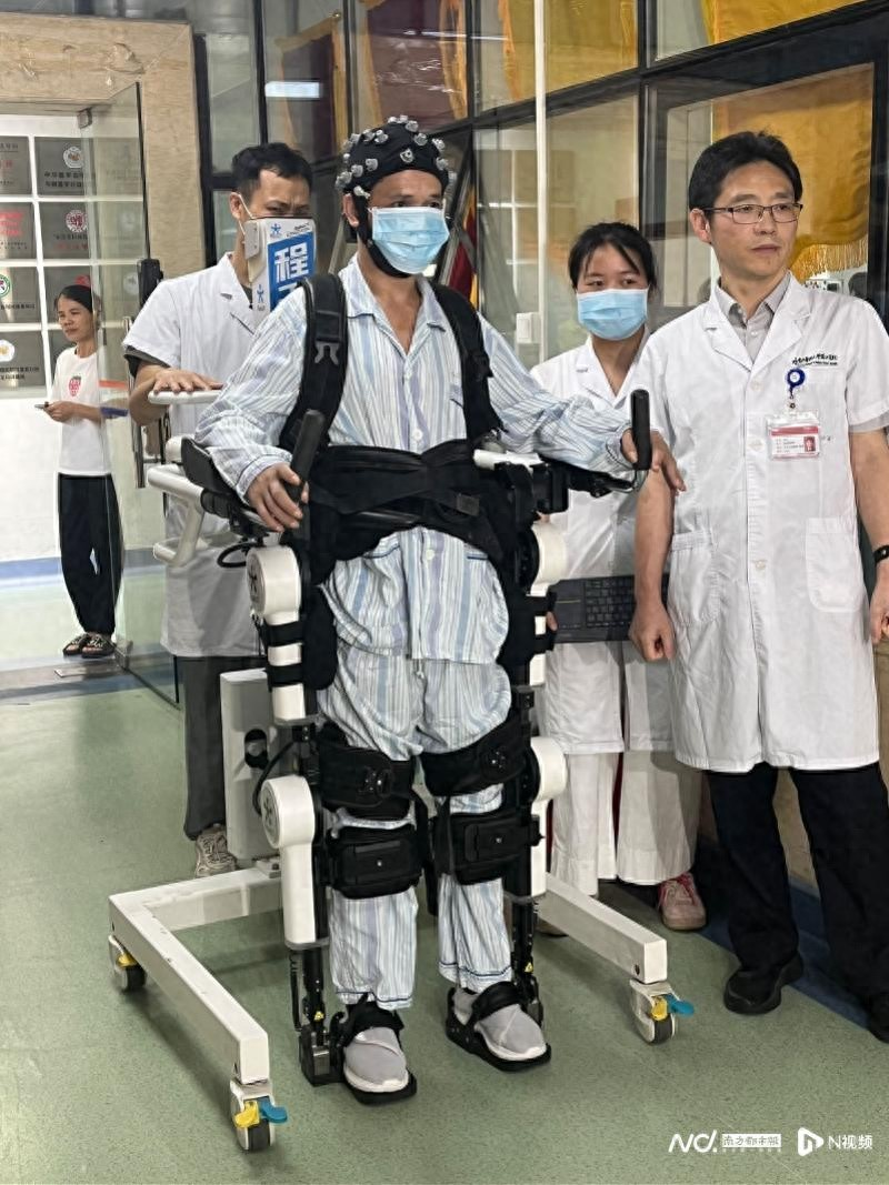 珠江醫(yī)院運(yùn)動(dòng)障礙腦機(jī)接口臨床研究病房，一名脊髓損傷患者在腦機(jī)接口技術(shù)的輔助下進(jìn)行行走訓(xùn)練。