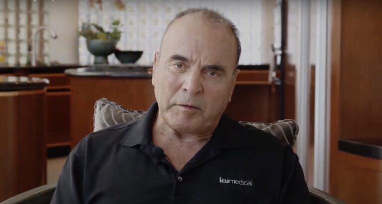 喬治·洛佩茲 (George Lopez)，他支付了200萬美元的支票來資助早期實(shí)驗(yàn)。